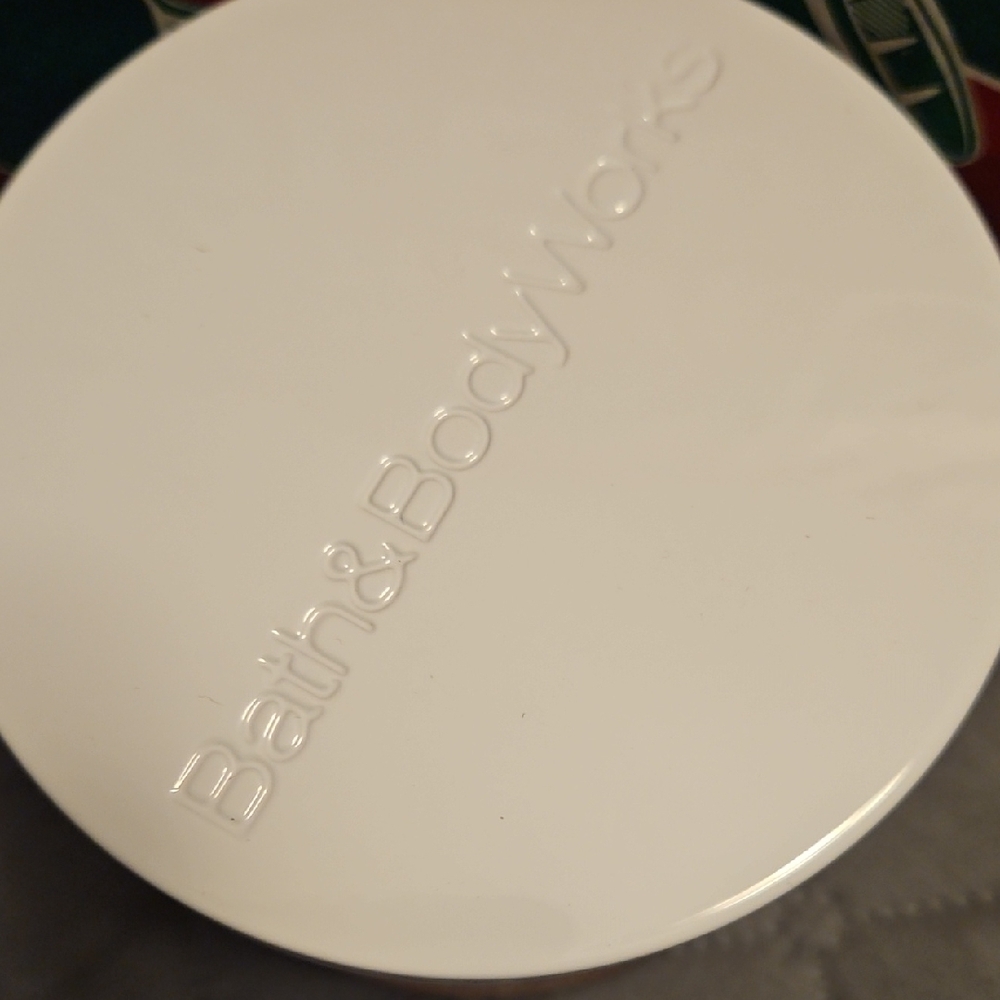 Bath & Body Works Snowy Peach Berry Candle - Cream and Orange - Picture 2 of 3